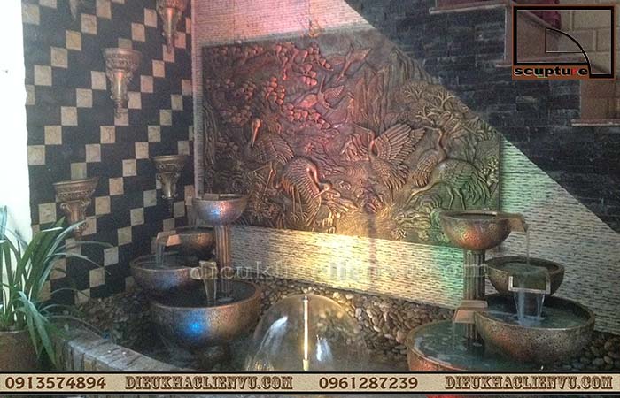 Trang tr&iacute; mảng tường lớn lối l&ecirc;n cầu thang với ph&ugrave; đi&ecirc;u